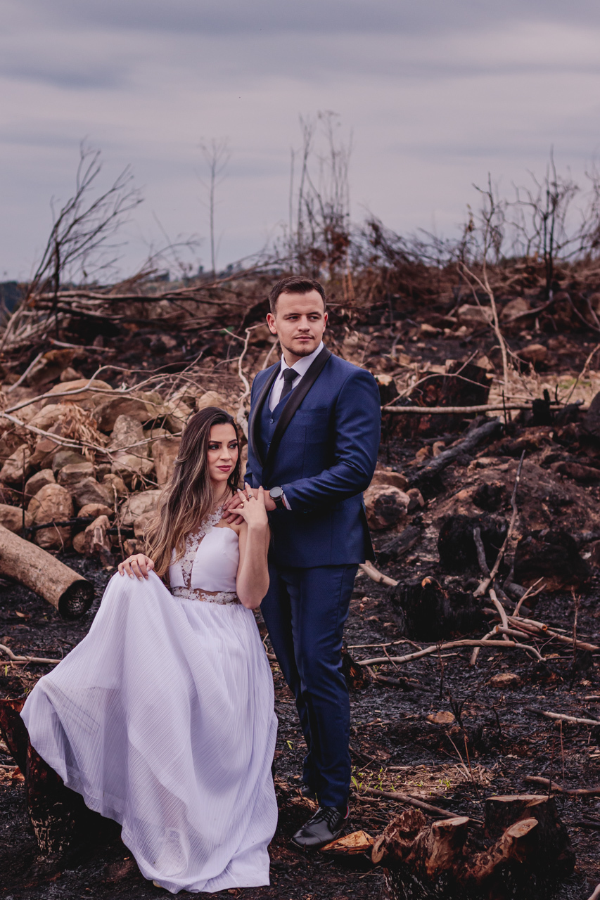  ensaio de casal pré wedding externo no campo estilo trash the dress em Arvorezinha com a fotográfa Vanessa Cristina Fotografia de Encantado