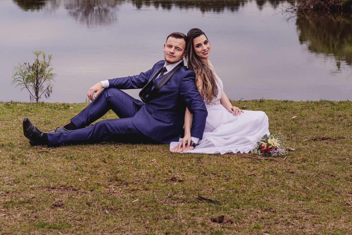  ensaio de casal pré wedding externo no campo estilo trash the dress em Arvorezinha com a fotográfa Vanessa Cristina Fotografia de Encantado