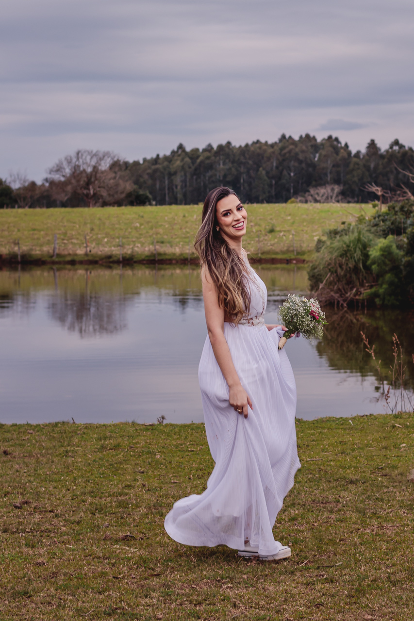  ensaio de casal pré wedding externo no campo estilo trash the dress em Arvorezinha com a fotográfa Vanessa Cristina Fotografia de Encantado