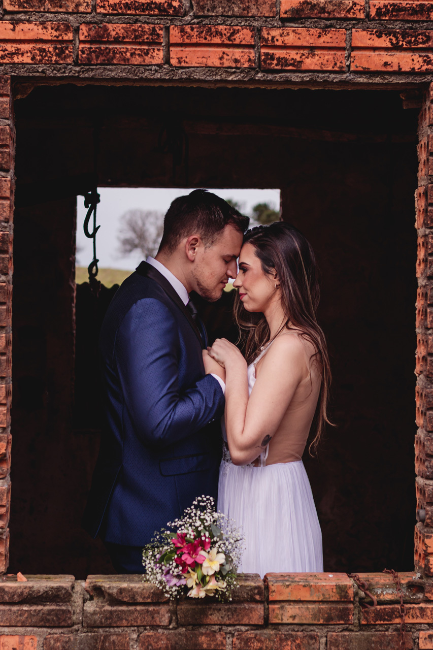  ensaio de casal pré wedding externo no campo estilo trash the dress em Arvorezinha com a fotográfa Vanessa Cristina Fotografia de Encantado
