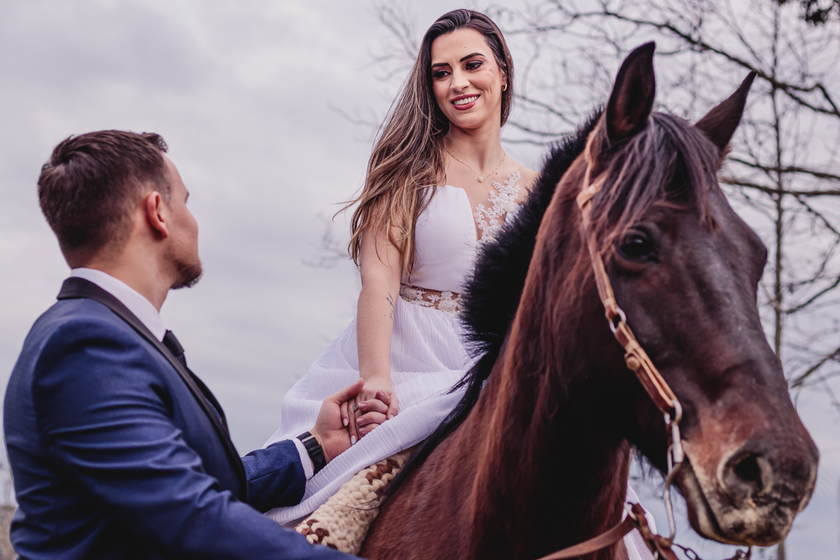  ensaio de casal pré wedding externo no campo estilo trash the dress em Arvorezinha com a fotográfa Vanessa Cristina Fotografia de Encantado