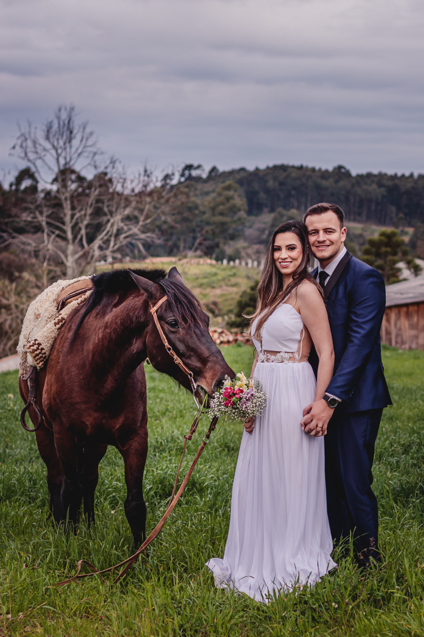  ensaio de casal pré wedding externo no campo estilo trash the dress em Arvorezinha com a fotográfa Vanessa Cristina Fotografia de Encantado