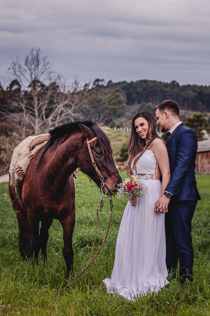  ensaio de casal pré wedding externo no campo estilo trash the dress em Arvorezinha com a fotográfa Vanessa Cristina Fotografia de Encantado