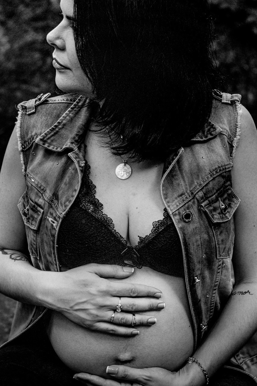 Foto de gestante ao ar livre- Ensaio fotográfico de gestante - Fotografia de gestante em Capitão - Vanessa Cristina Fotografia - Fotógrafa de gestante em Encantado