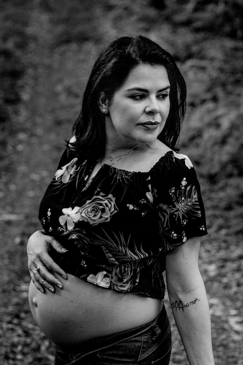 Foto de gestante ao ar livre- Ensaio fotográfico de gestante - Fotografia de gestante em Capitão - Vanessa Cristina Fotografia - Fotógrafa de gestante em Encantado
