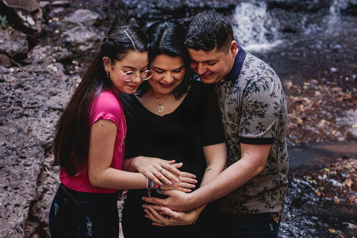 Foto de gestante ao ar livre- Ensaio fotográfico de gestante - Fotografia de gestante em Capitão - Vanessa Cristina Fotografia - Fotógrafa de gestante em Encantado