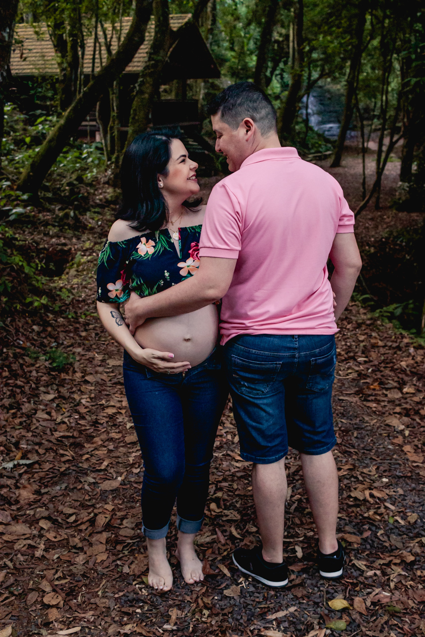 Foto de gestante ao ar livre- Ensaio fotográfico de gestante - Fotografia de gestante em Capitão - Vanessa Cristina Fotografia - Fotógrafa de gestante em Encantado