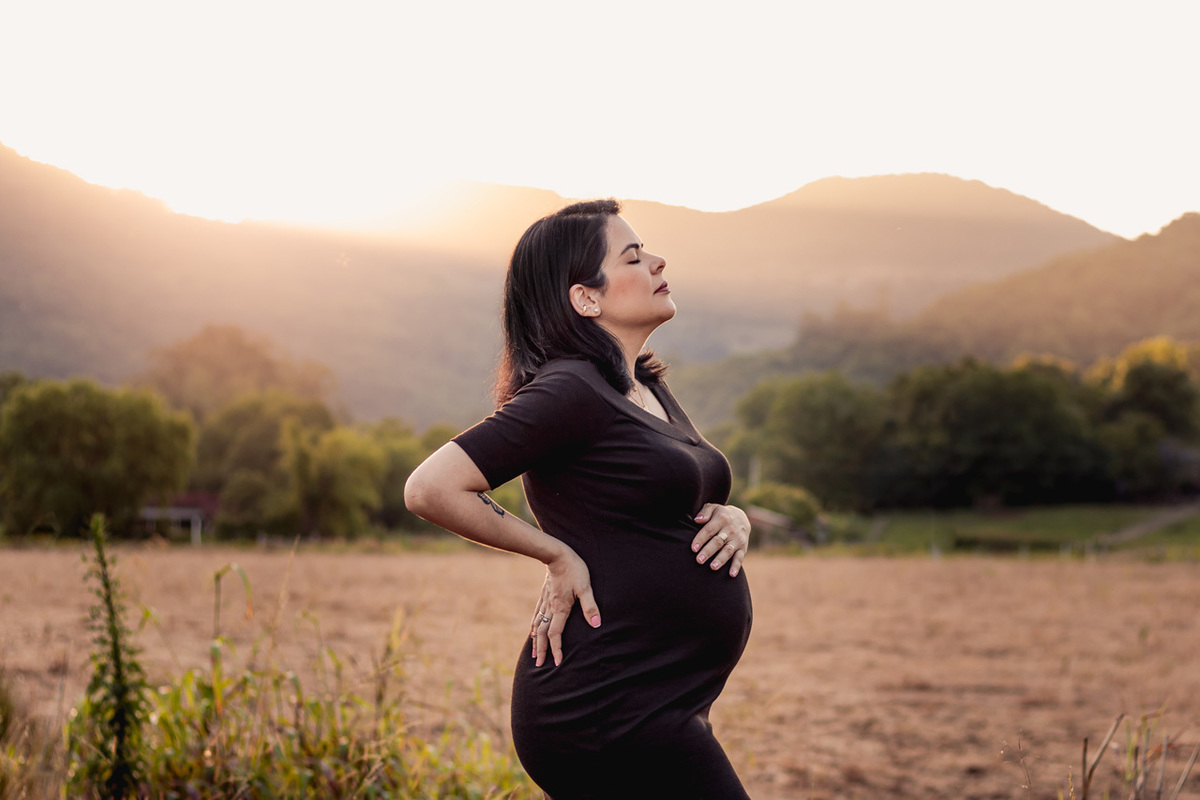 Foto de gestante ao ar livre- Ensaio fotográfico de gestante - Fotografia de gestante em Capitão - Vanessa Cristina Fotografia - Fotógrafa de gestante em Encantado