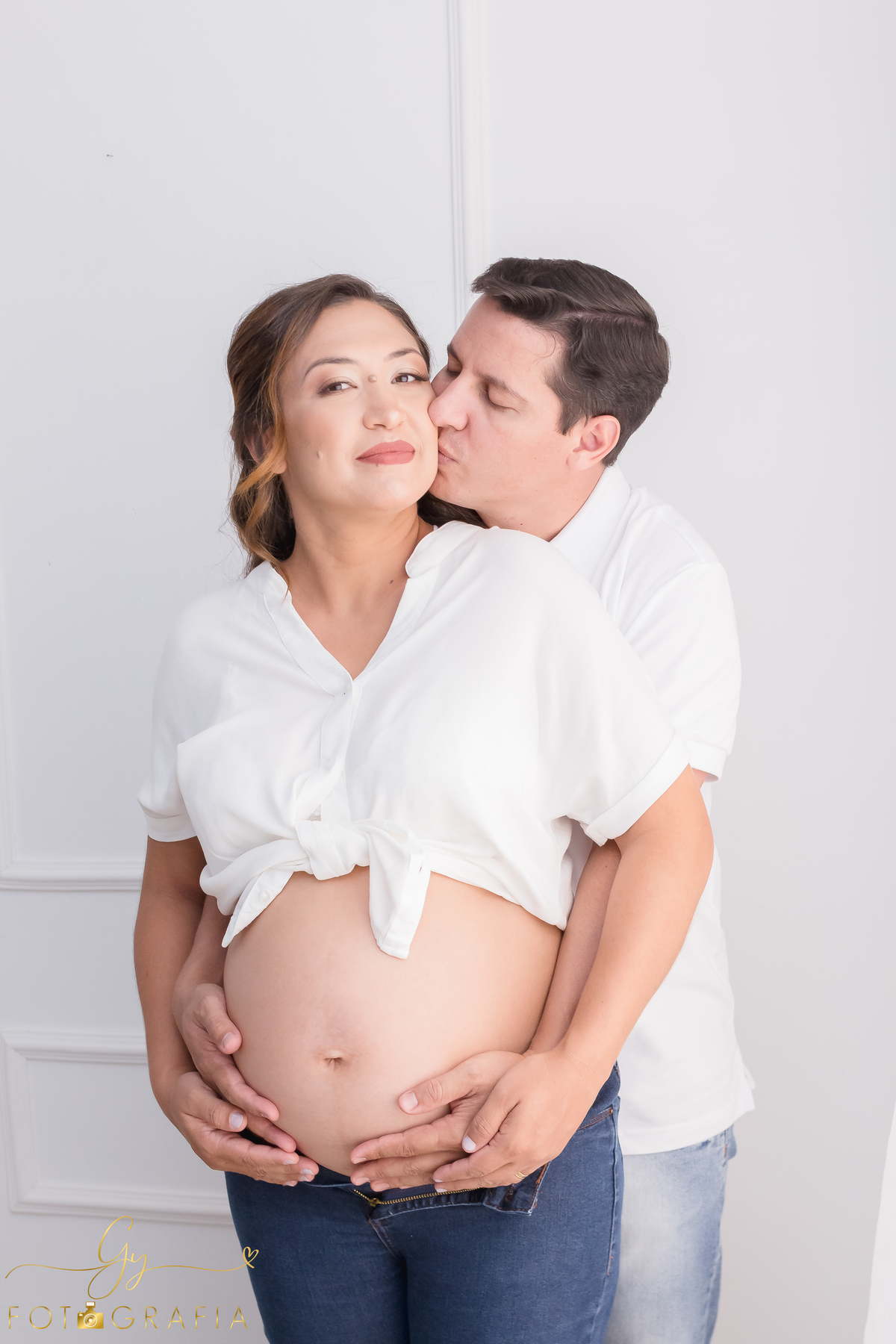 Ensaio de gestante em estúdio. Fotógrafo em londrina especializado em ensaios de gestantes. Momento registrado pela fotógrafa Giscellayne | Gy fotografia
