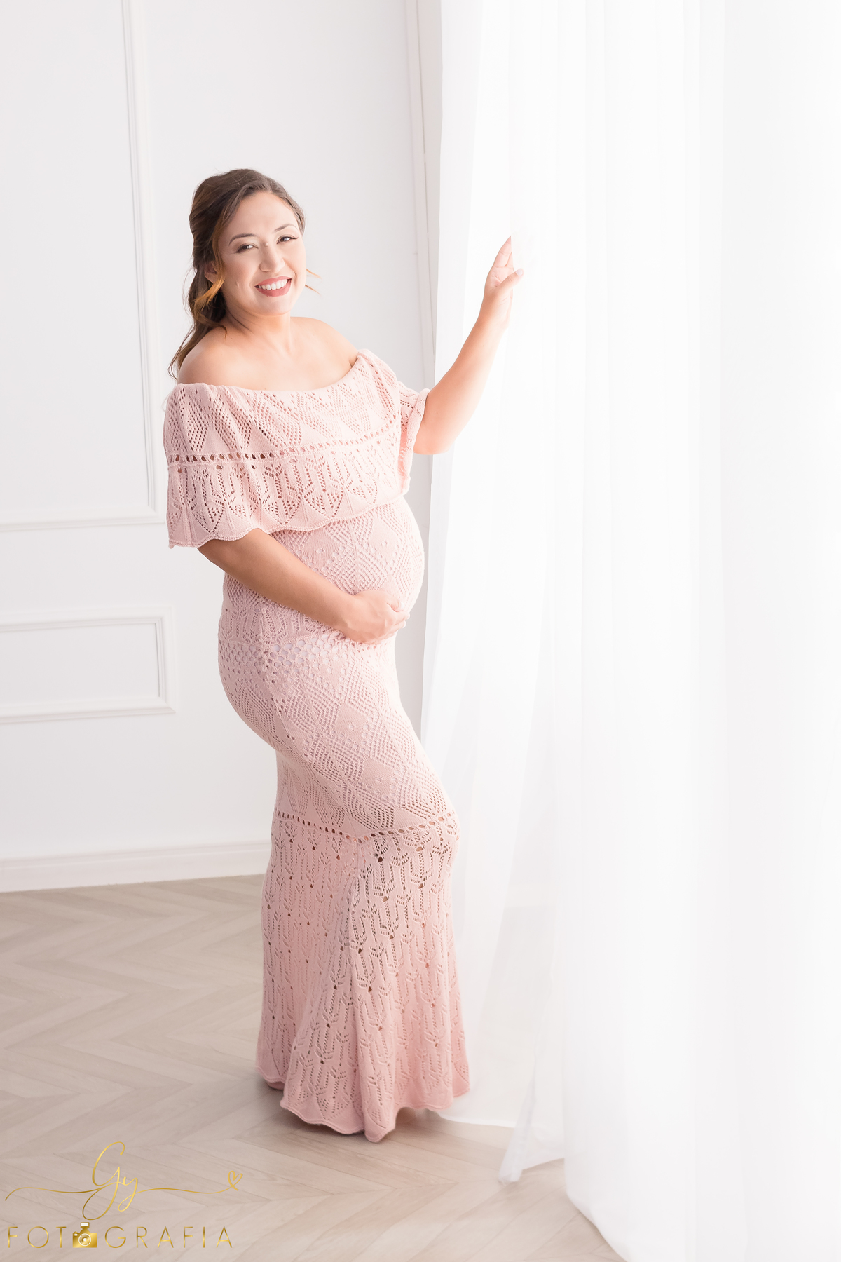 Ensaio de gestante em estúdio. Fotógrafo em londrina especializado em ensaios de gestantes. Momento registrado pela fotógrafa Giscellayne | Gy fotografia