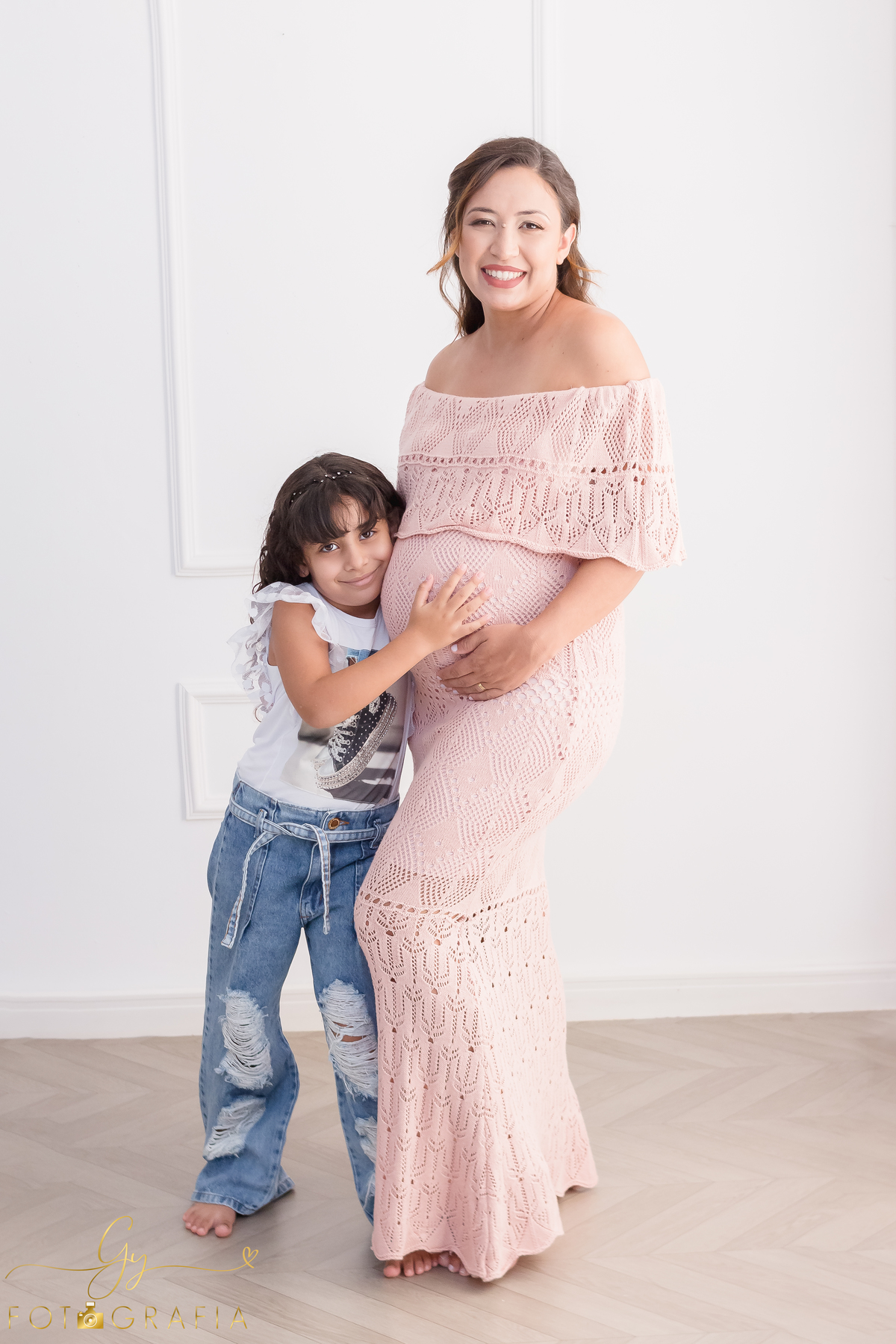 Ensaio de gestante em estúdio. Fotógrafo em londrina especializado em ensaios de gestantes. Momento registrado pela fotógrafa Giscellayne | Gy fotografia