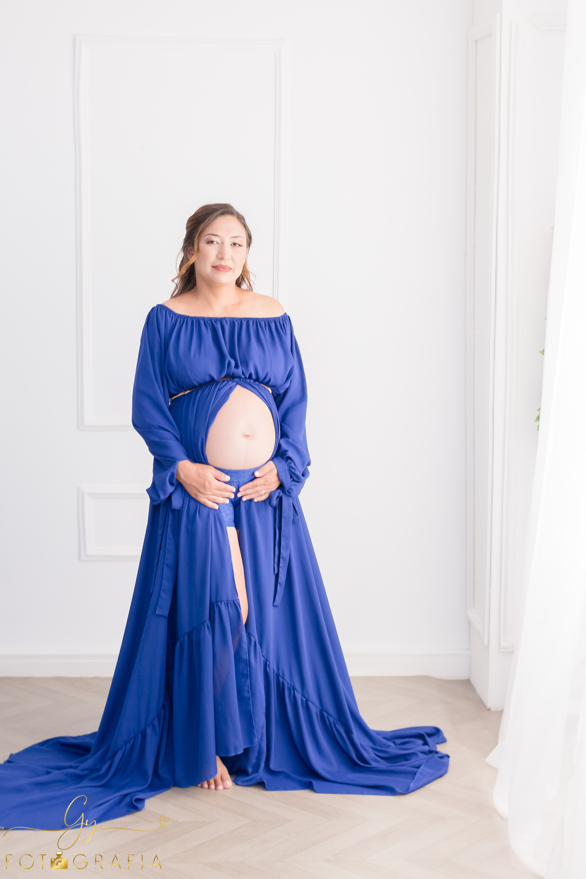 Ensaio de gestante em estúdio. Fotógrafo em londrina especializado em ensaios de gestantes. Momento registrado pela fotógrafa Giscellayne | Gy fotografia