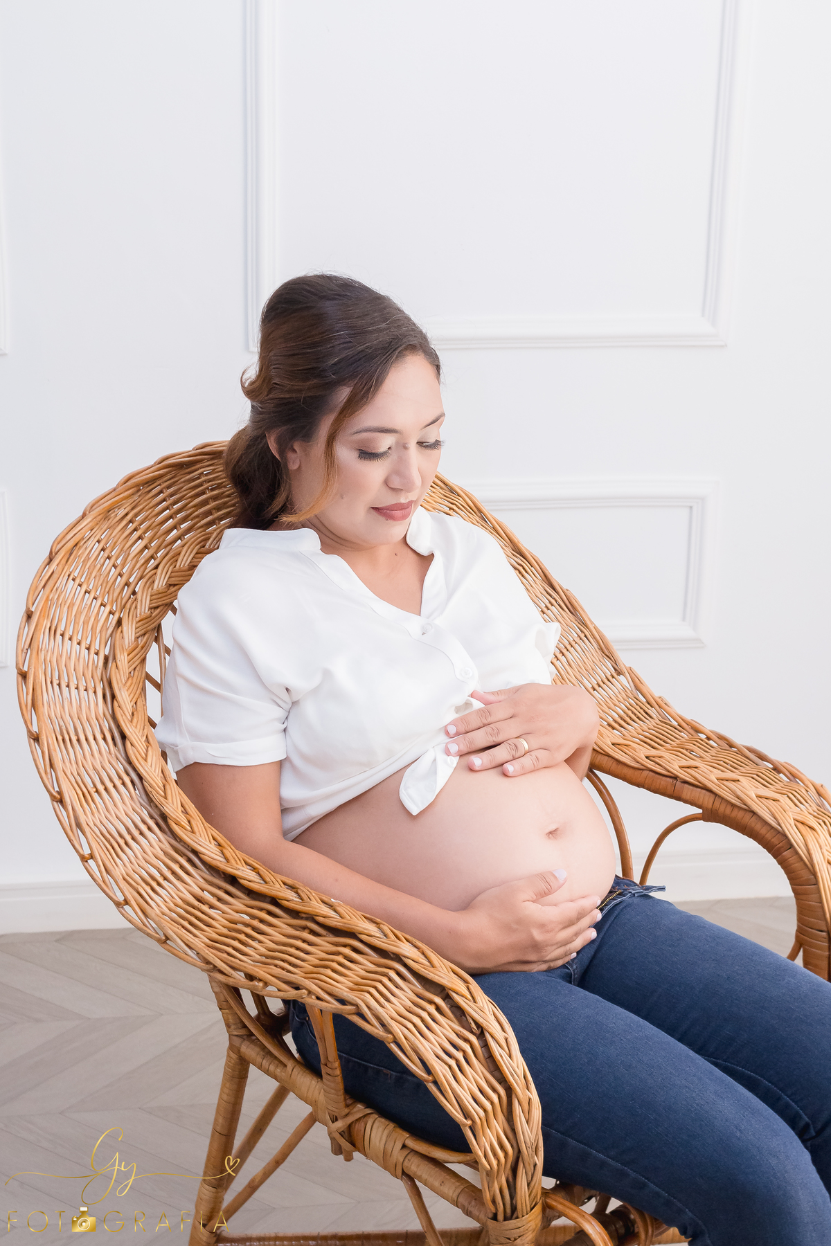 Ensaio de gestante em estúdio. Fotógrafo em londrina especializado em ensaios de gestantes. Momento registrado pela fotógrafa Giscellayne | Gy fotografia
