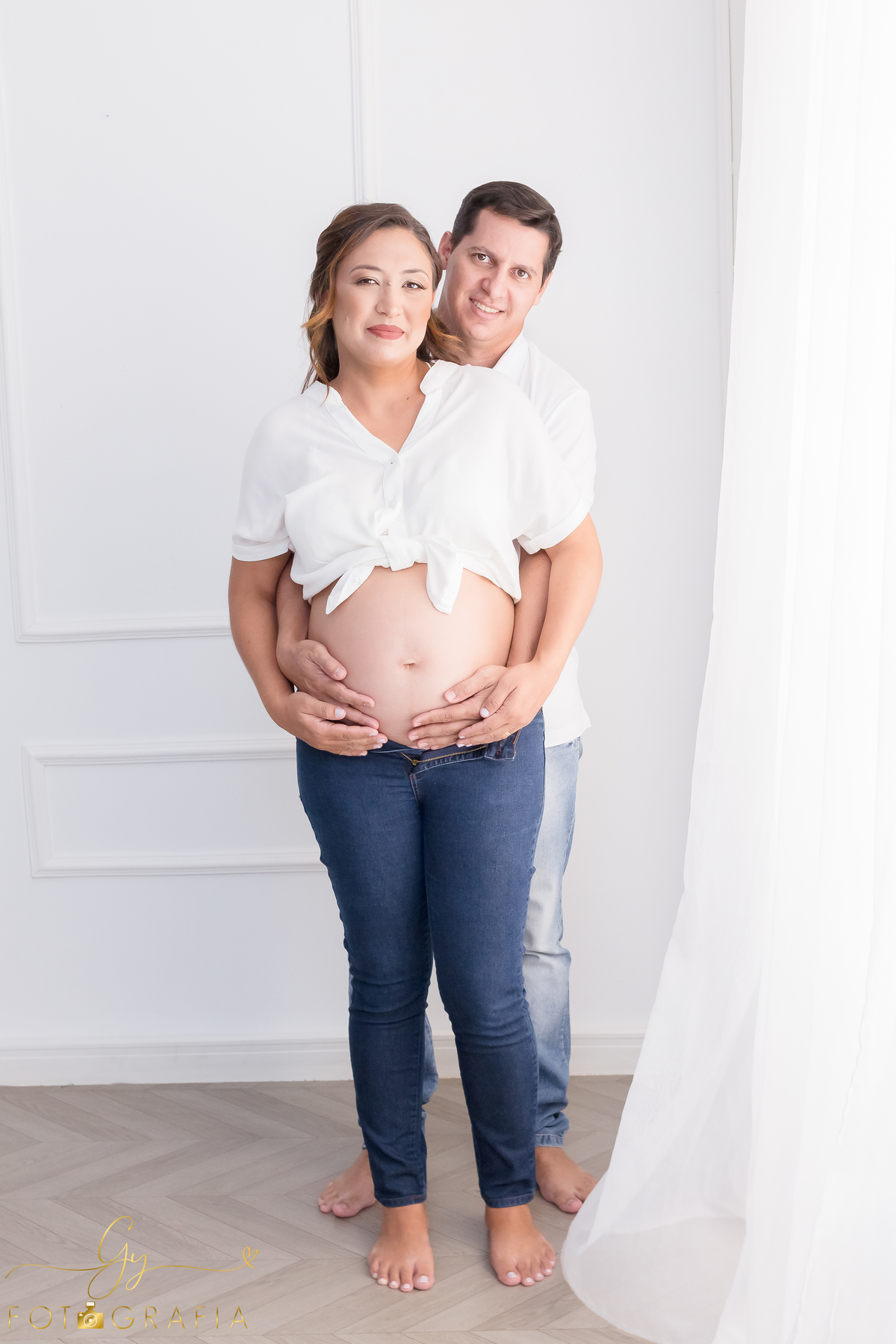 Ensaio de gestante em estúdio. Fotógrafo em londrina especializado em ensaios de gestantes. Momento registrado pela fotógrafa Giscellayne | Gy fotografia