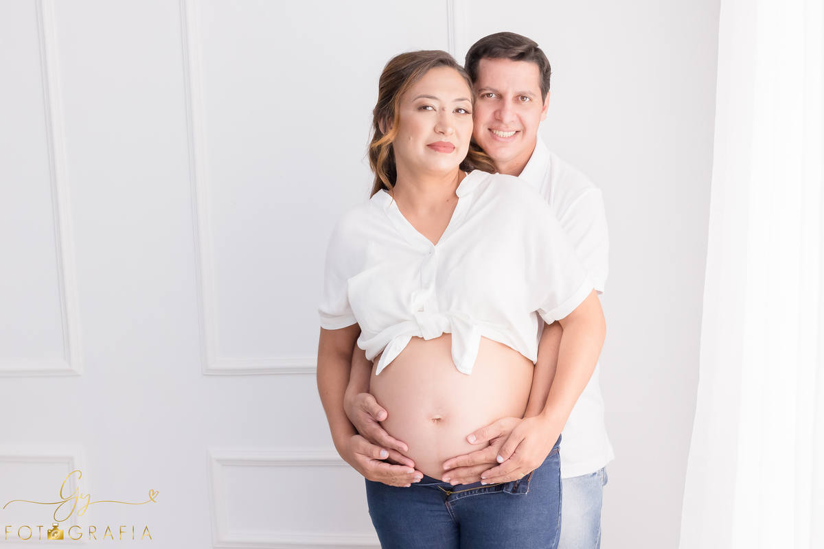 Ensaio de gestante em estúdio. Fotógrafo em londrina especializado em ensaios de gestantes. Momento registrado pela fotógrafa Giscellayne | Gy fotografia