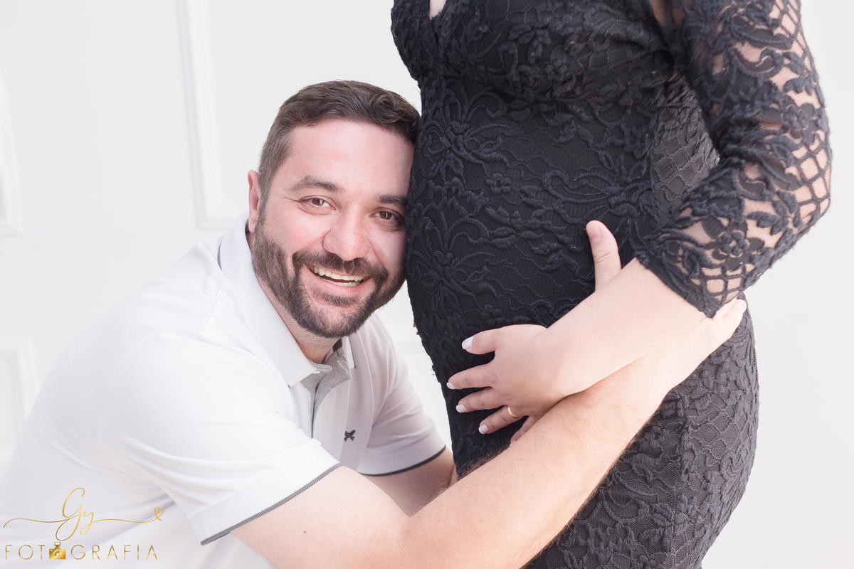 Ensaio de gestante em estúdio. Fotógrafo em londrina especializado em ensaios de gestantes. Momento registrado pela fotógrafa Giscellayne | Gy fotografia