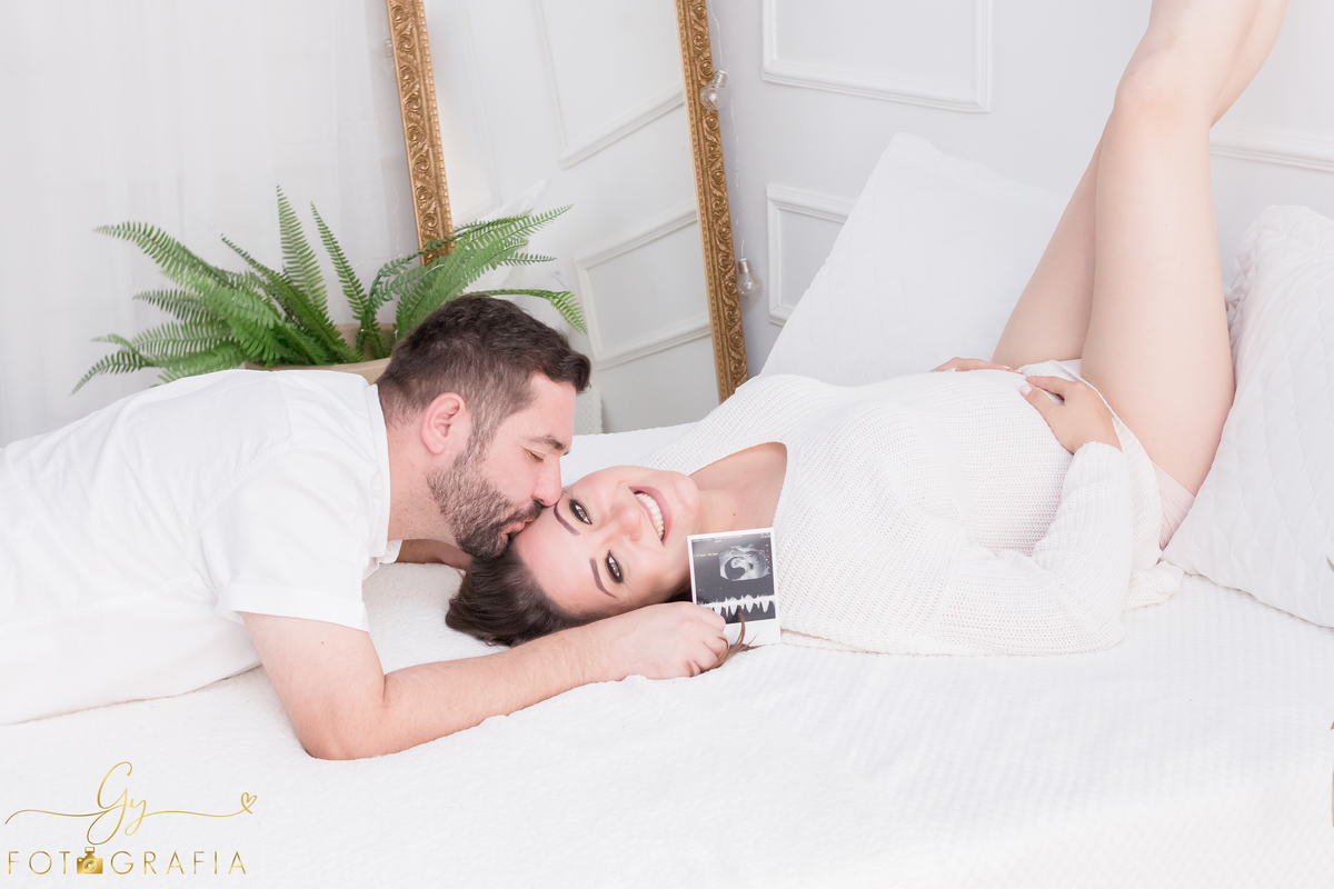 Ensaio de gestante em estúdio. Fotógrafo em londrina especializado em ensaios de gestantes. Momento registrado pela fotógrafa Giscellayne | Gy fotografia