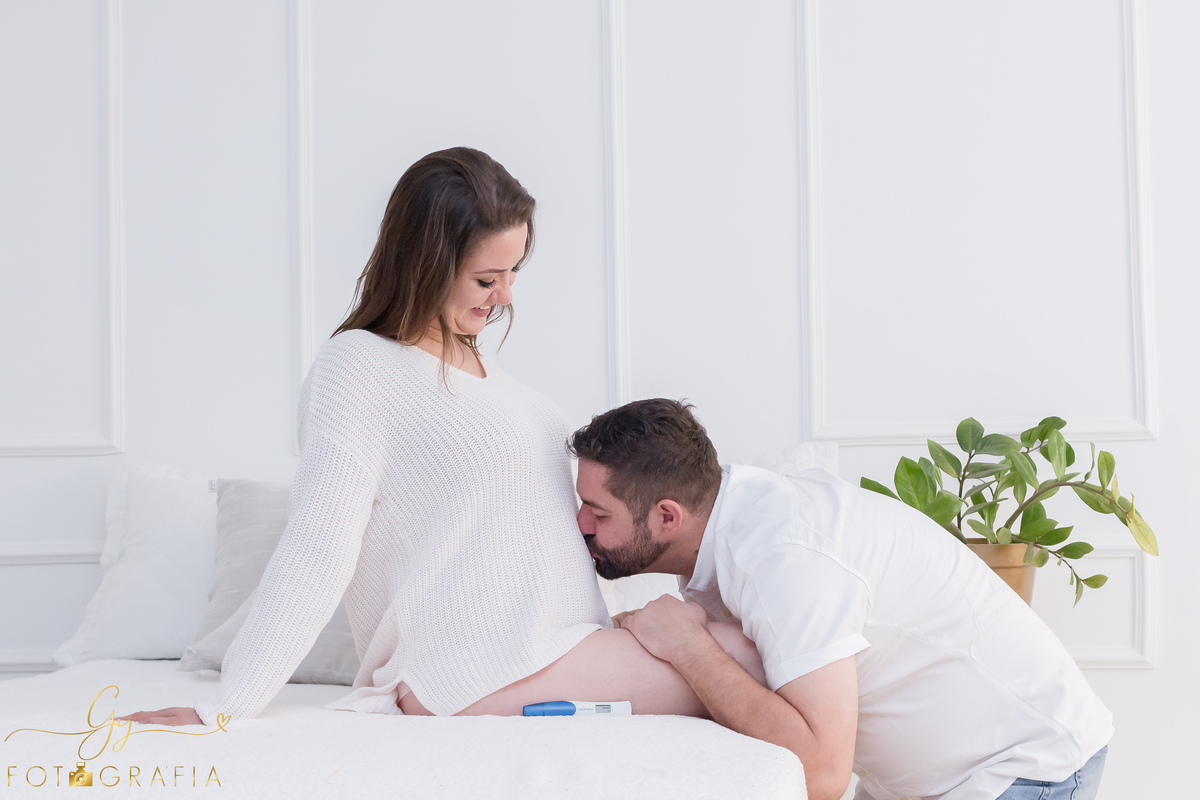 Ensaio de gestante em estúdio. Fotógrafo em londrina especializado em ensaios de gestantes. Momento registrado pela fotógrafa Giscellayne | Gy fotografia
