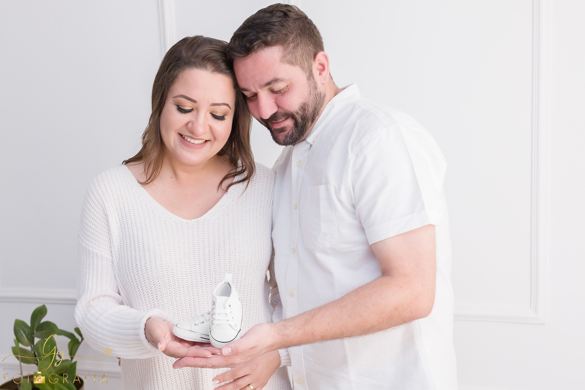 Ensaio de gestante em estúdio. Fotógrafo em londrina especializado em ensaios de gestantes. Momento registrado pela fotógrafa Giscellayne | Gy fotografia