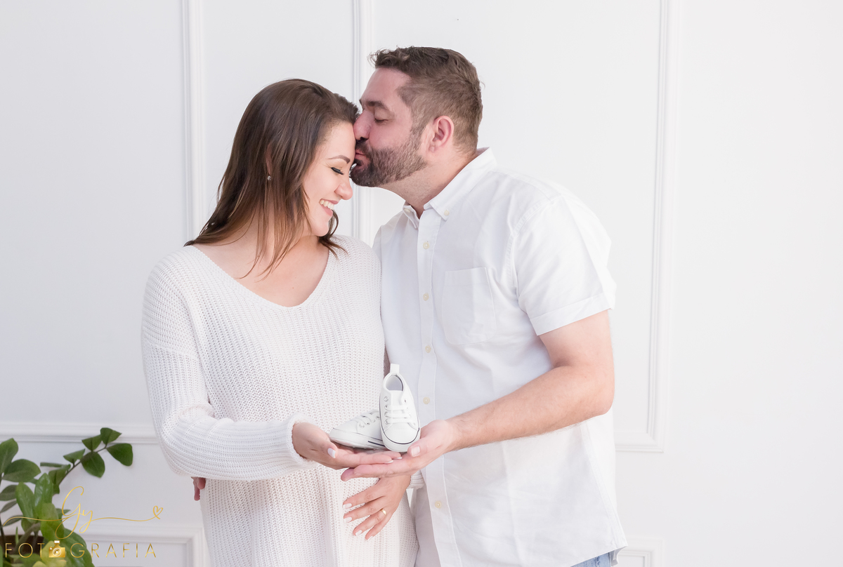Ensaio de gestante em estúdio. Fotógrafo em londrina especializado em ensaios de gestantes. Momento registrado pela fotógrafa Giscellayne | Gy fotografia