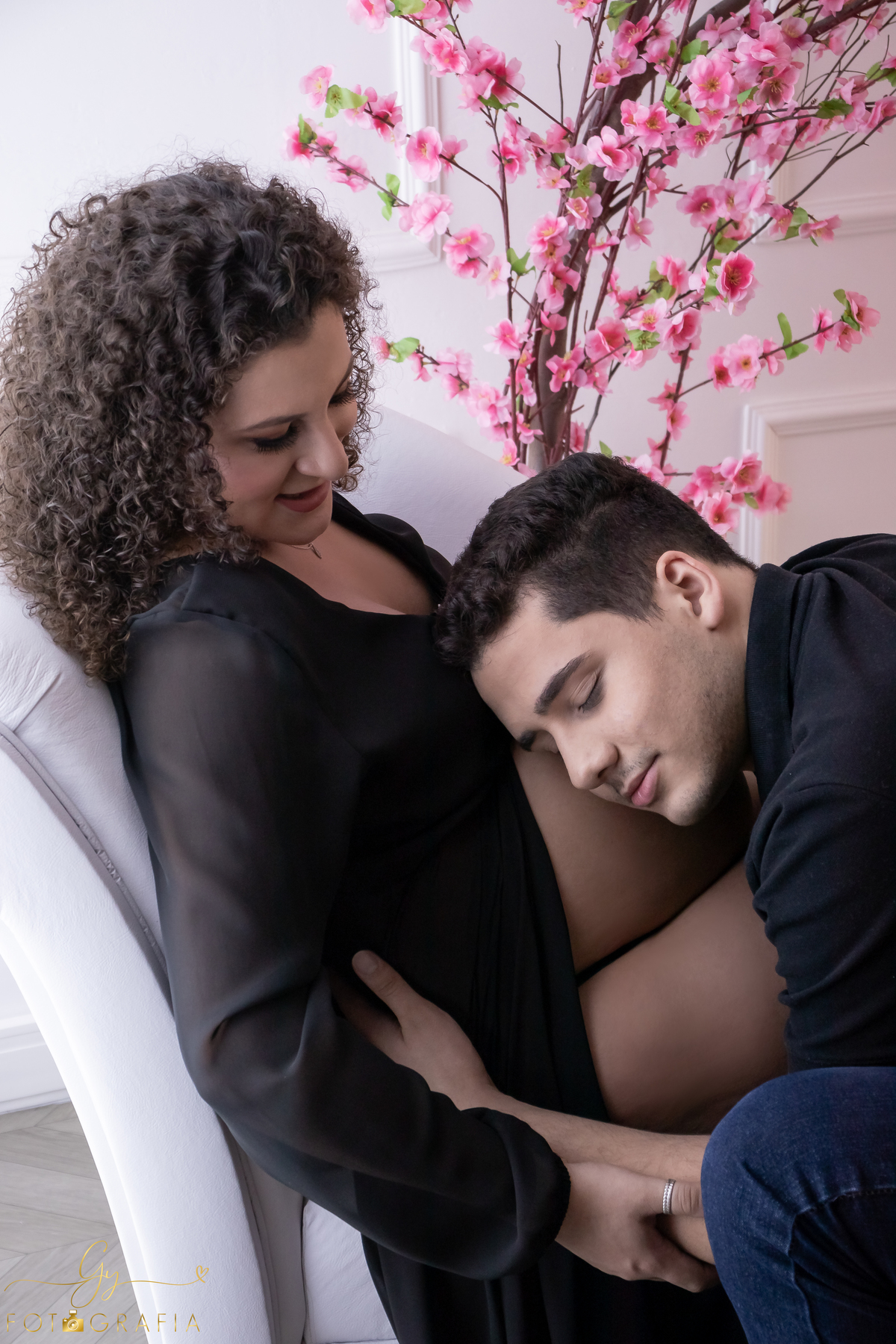 Ensaio de gestante em estúdio. Fotógrafo em londrina especializado em ensaios de gestantes. Momento registrado pela fotógrafa Giscellayne | Gy fotografia