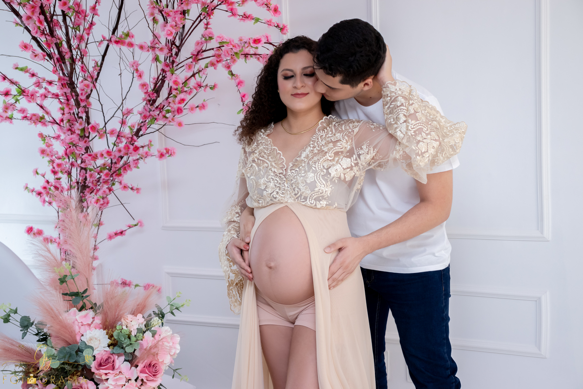 Ensaio de gestante em estúdio. Fotógrafo em londrina especializado em ensaios de gestantes. Momento registrado pela fotógrafa Giscellayne | Gy fotografia