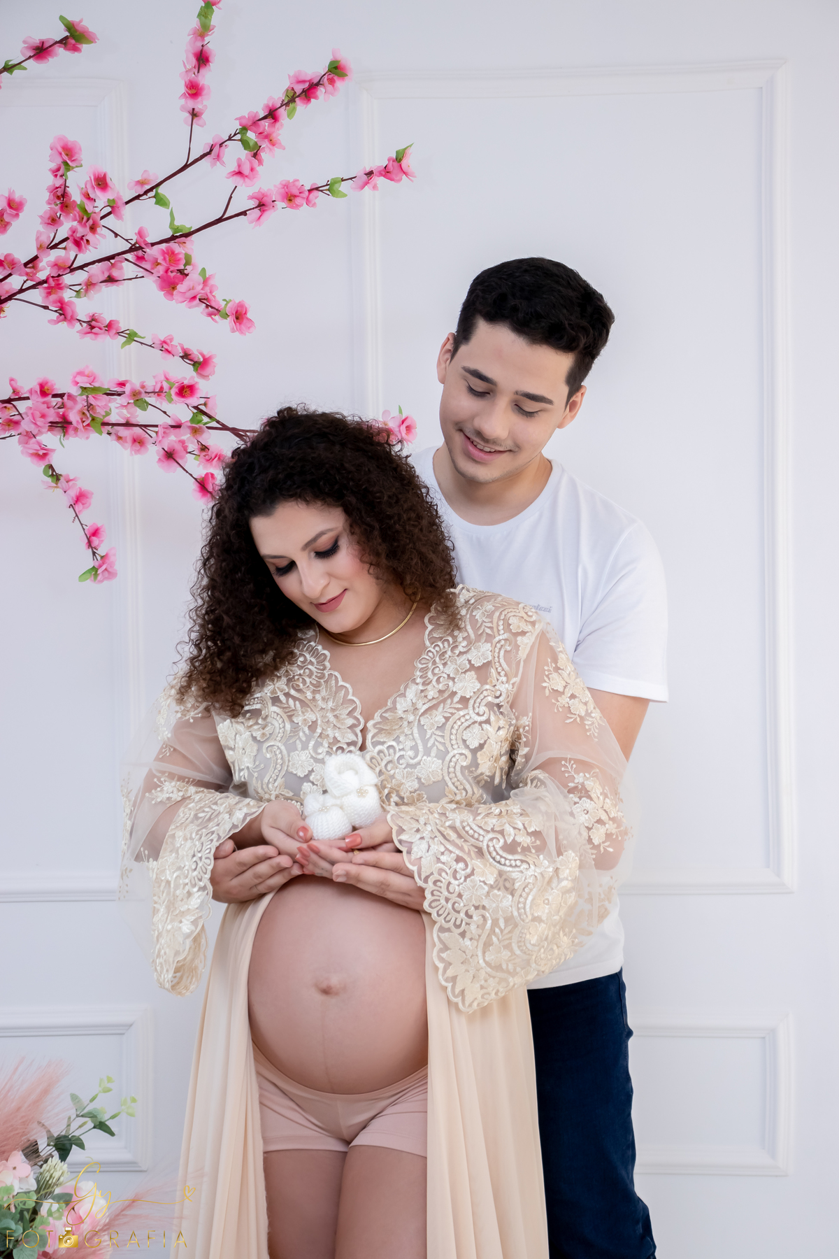 Ensaio de gestante em estúdio. Fotógrafo em londrina especializado em ensaios de gestantes. Momento registrado pela fotógrafa Giscellayne | Gy fotografia