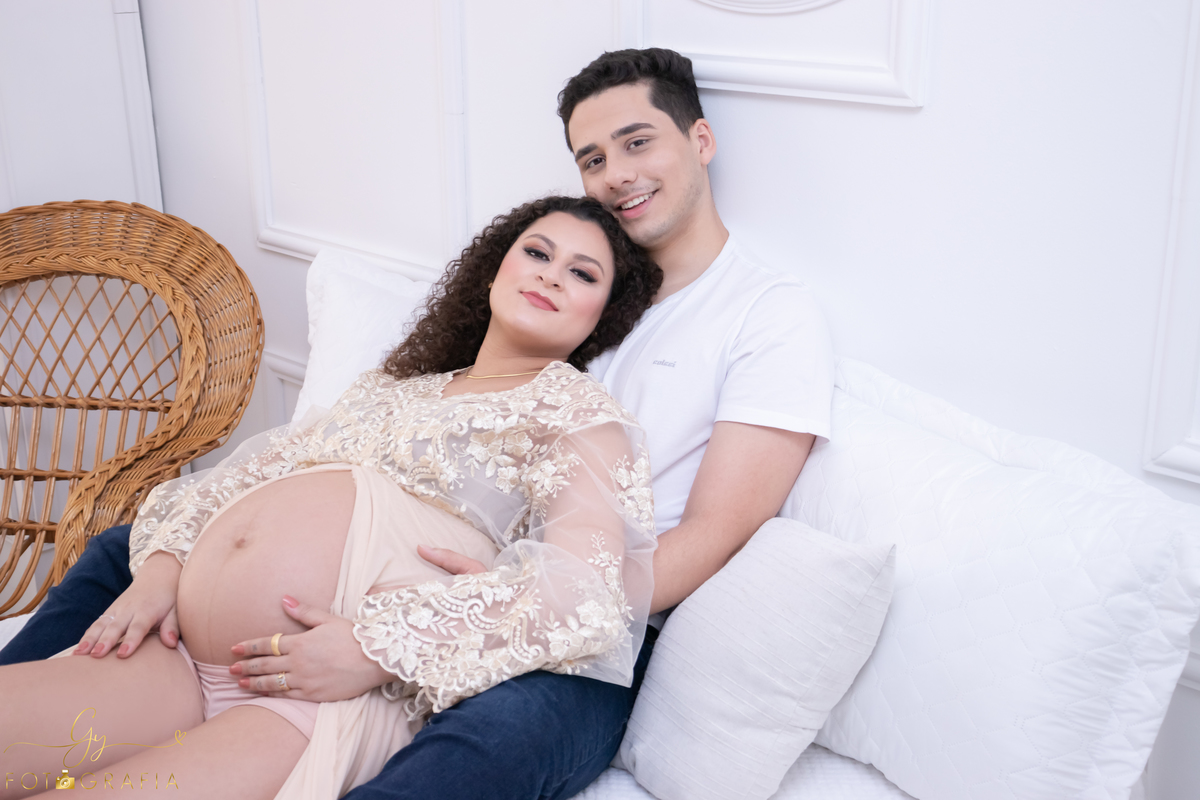 Ensaio de gestante em estúdio. Fotógrafo em londrina especializado em ensaios de gestantes. Momento registrado pela fotógrafa Giscellayne | Gy fotografia