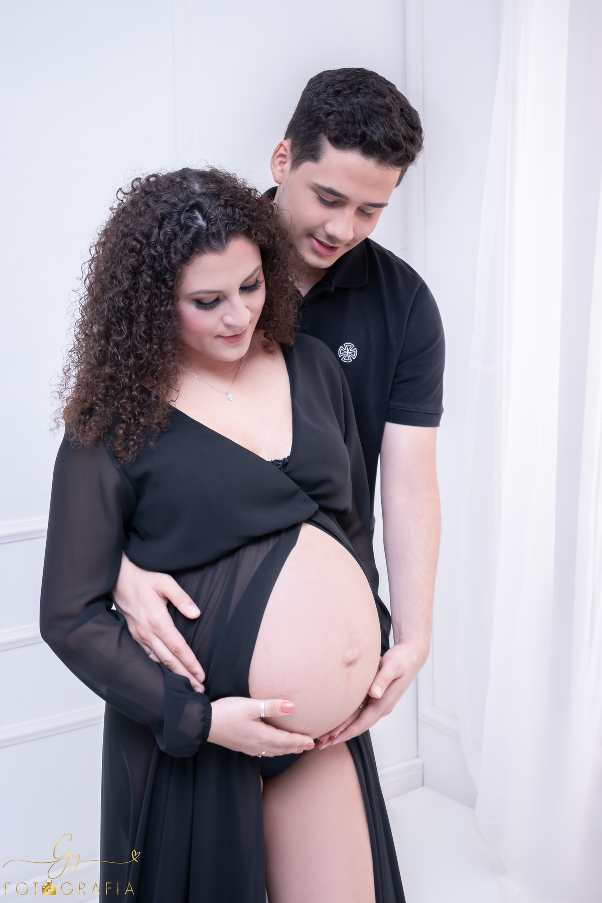 Ensaio de gestante em estúdio. Fotógrafo em londrina especializado em ensaios de gestantes. Momento registrado pela fotógrafa Giscellayne | Gy fotografia