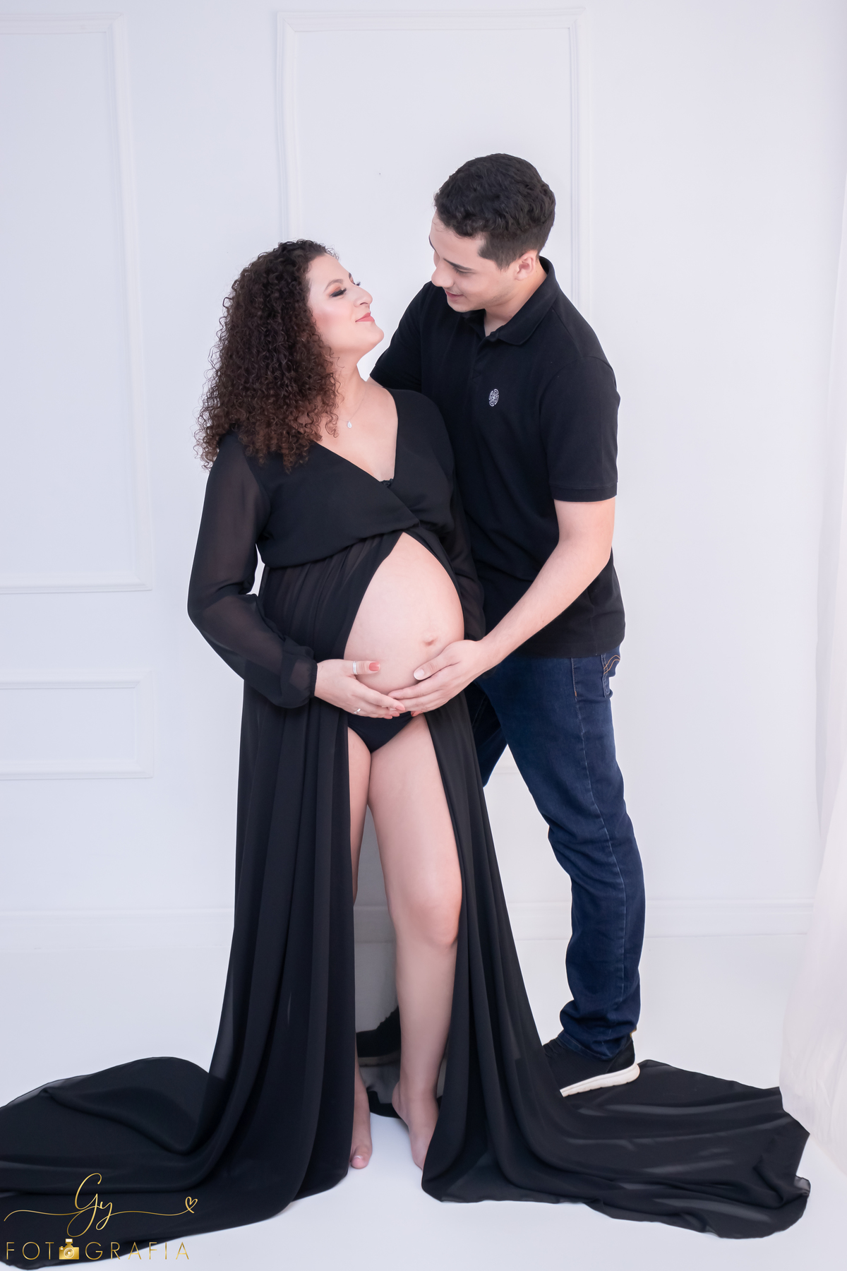 Ensaio de gestante em estúdio. Fotógrafo em londrina especializado em ensaios de gestantes. Momento registrado pela fotógrafa Giscellayne | Gy fotografia