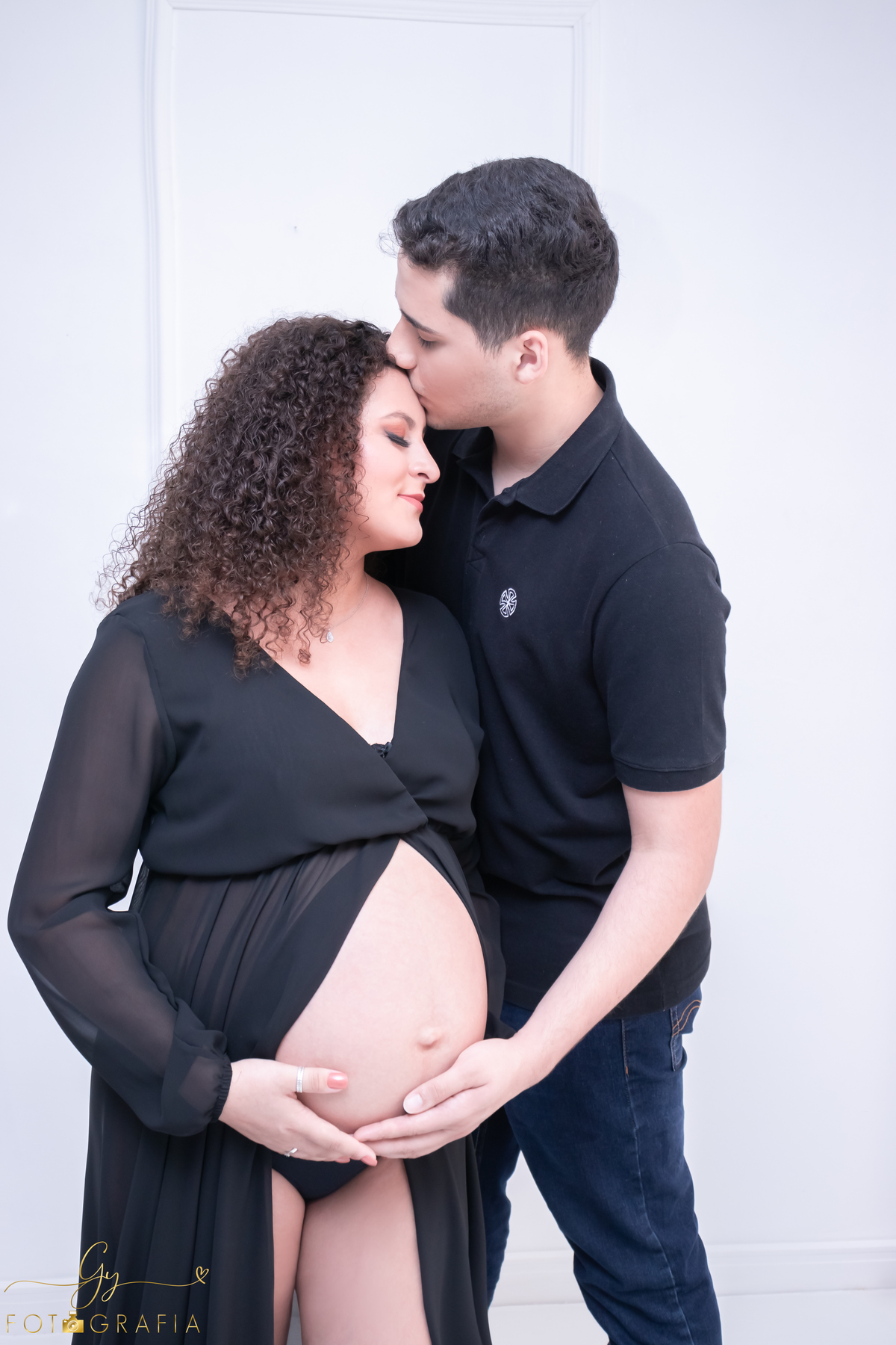 Ensaio de gestante em estúdio. Fotógrafo em londrina especializado em ensaios de gestantes. Momento registrado pela fotógrafa Giscellayne | Gy fotografia