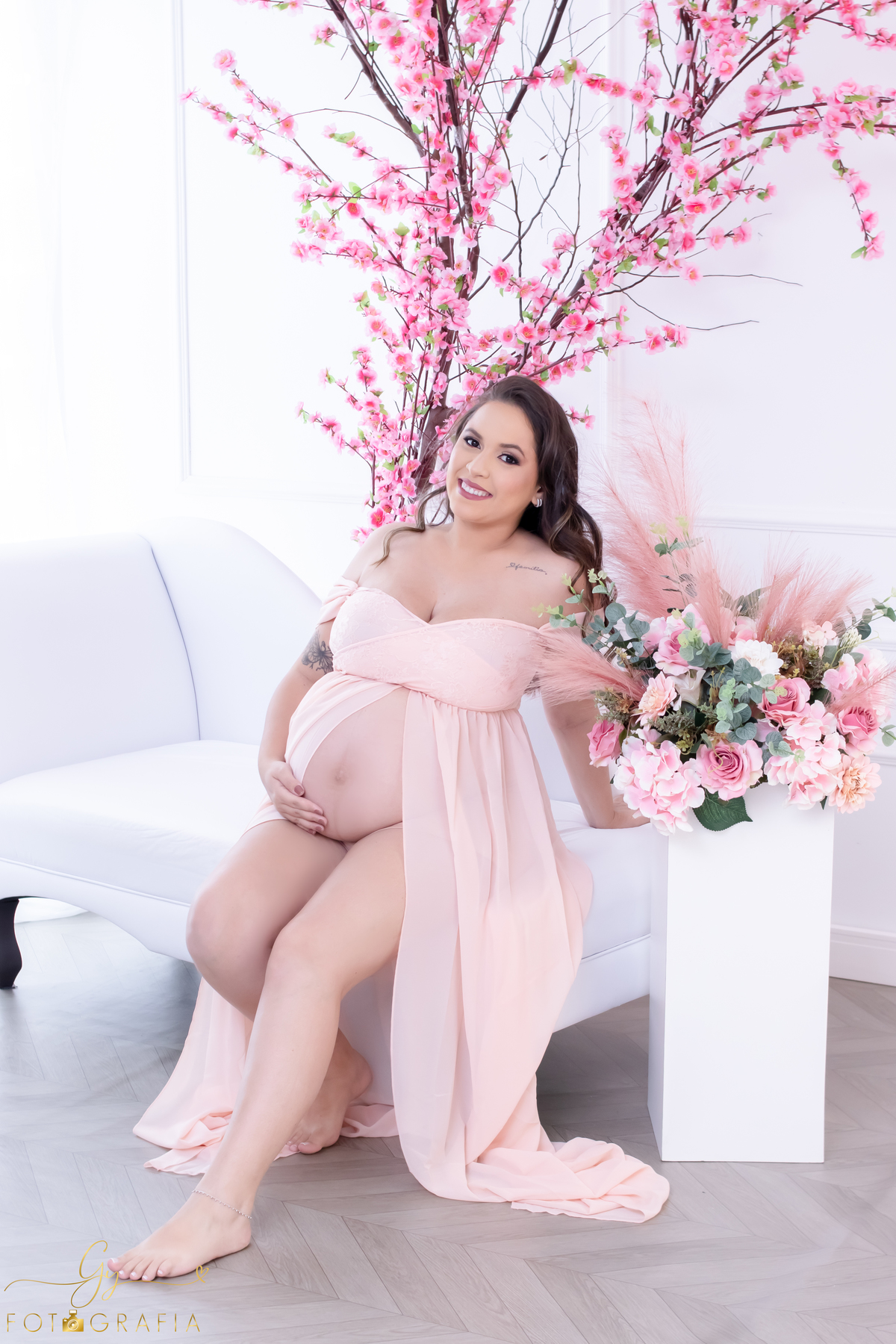 Ensaio de gestante em estúdio. Fotógrafo em londrina especializado em ensaios de gestantes. Momento registrado pela fotógrafa Giscellayne | Gy fotografia