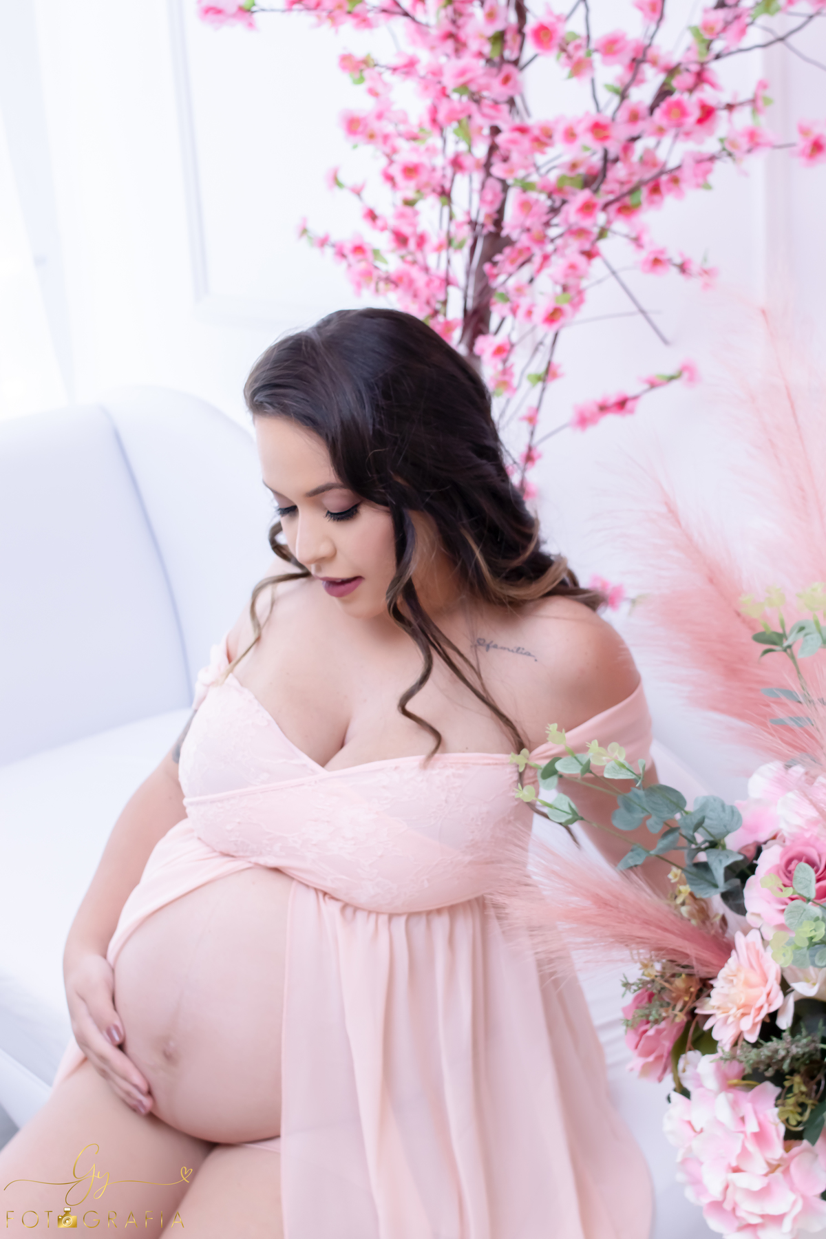 Ensaio de gestante em estúdio. Fotógrafo em londrina especializado em ensaios de gestantes. Momento registrado pela fotógrafa Giscellayne | Gy fotografia