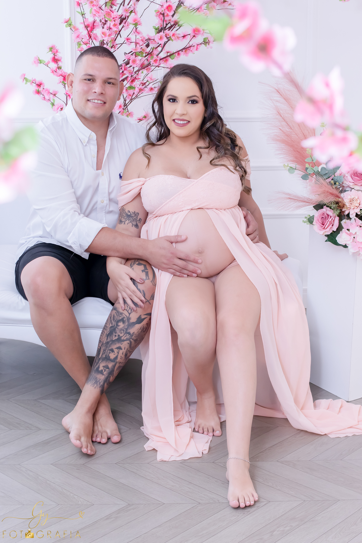 Ensaio de gestante em estúdio. Fotógrafo em londrina especializado em ensaios de gestantes. Momento registrado pela fotógrafa Giscellayne | Gy fotografia