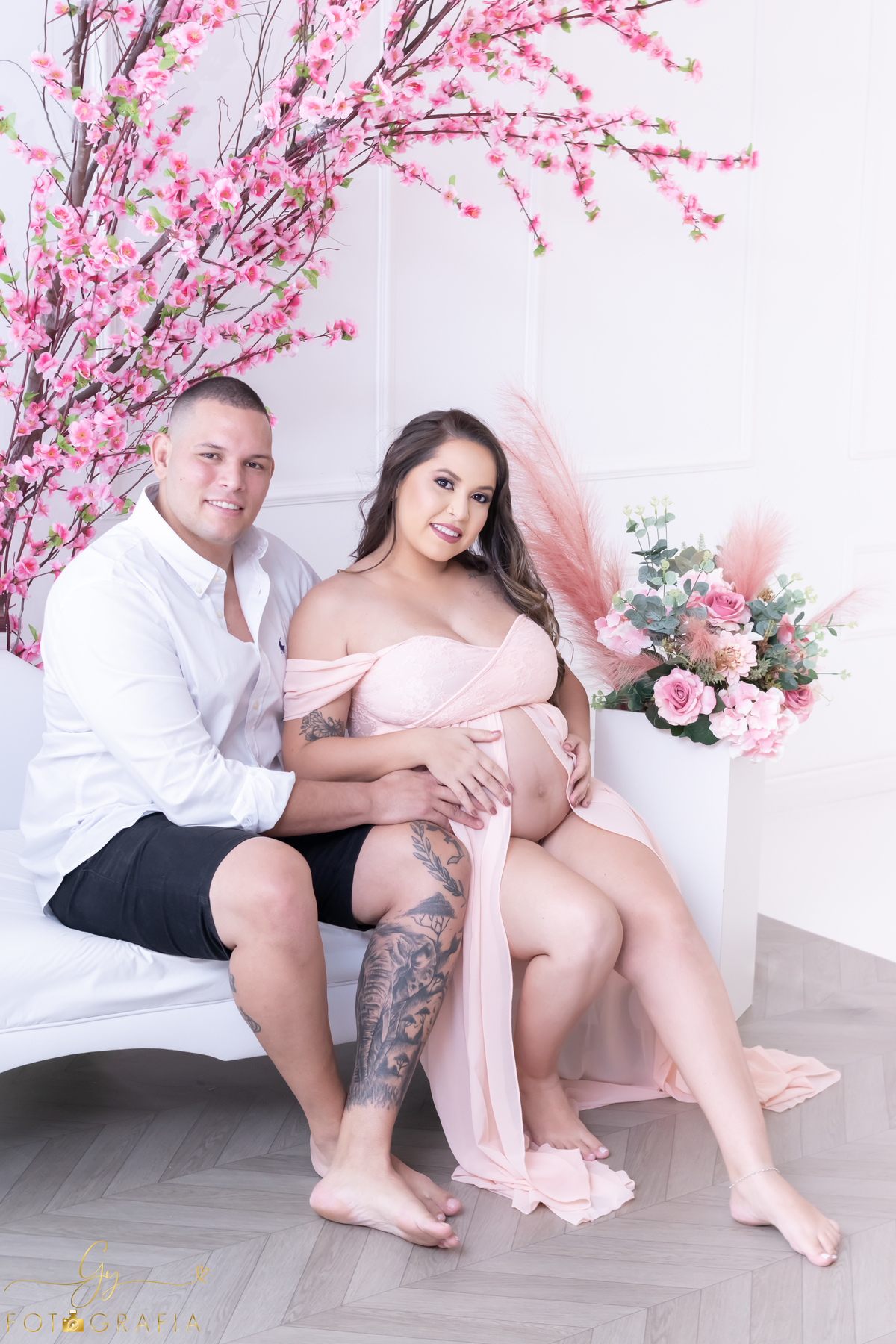 Ensaio de gestante em estúdio. Fotógrafo em londrina especializado em ensaios de gestantes. Momento registrado pela fotógrafa Giscellayne | Gy fotografia