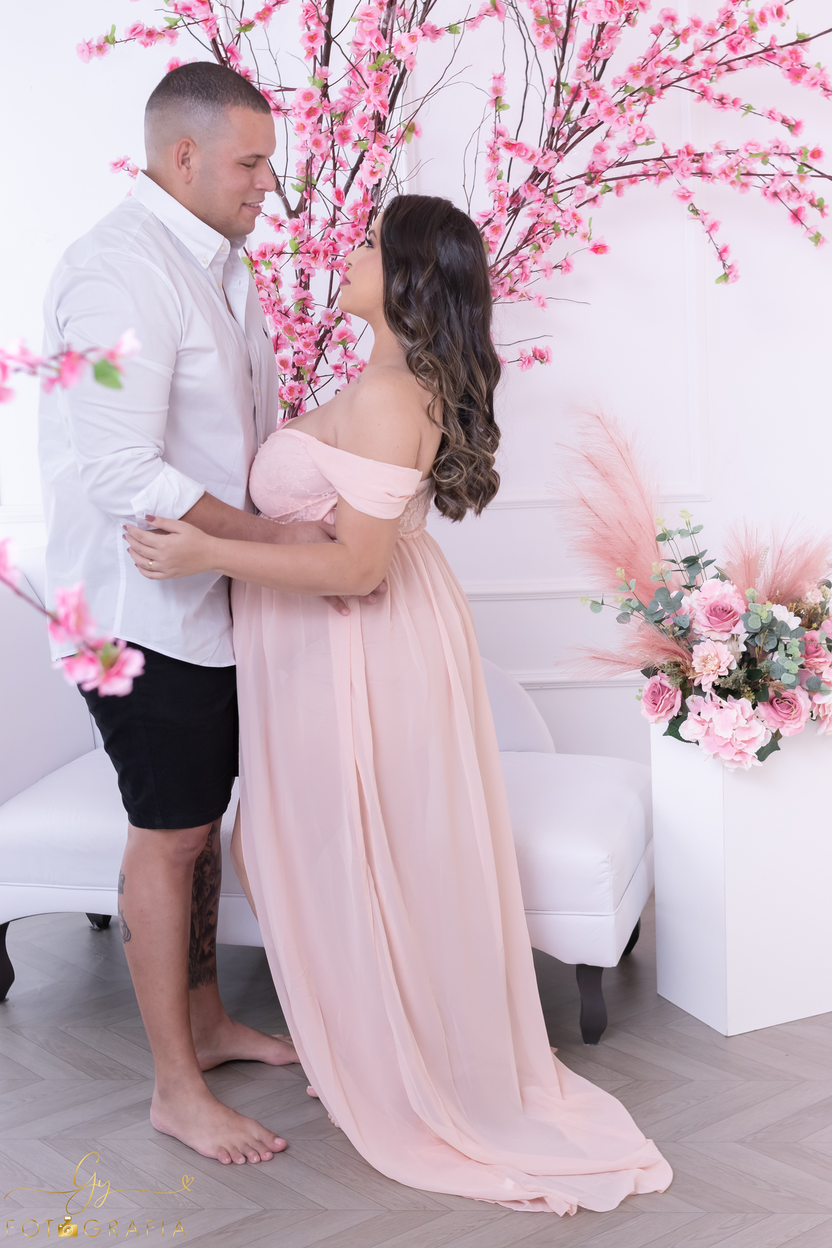 Ensaio de gestante em estúdio. Fotógrafo em londrina especializado em ensaios de gestantes. Momento registrado pela fotógrafa Giscellayne | Gy fotografia