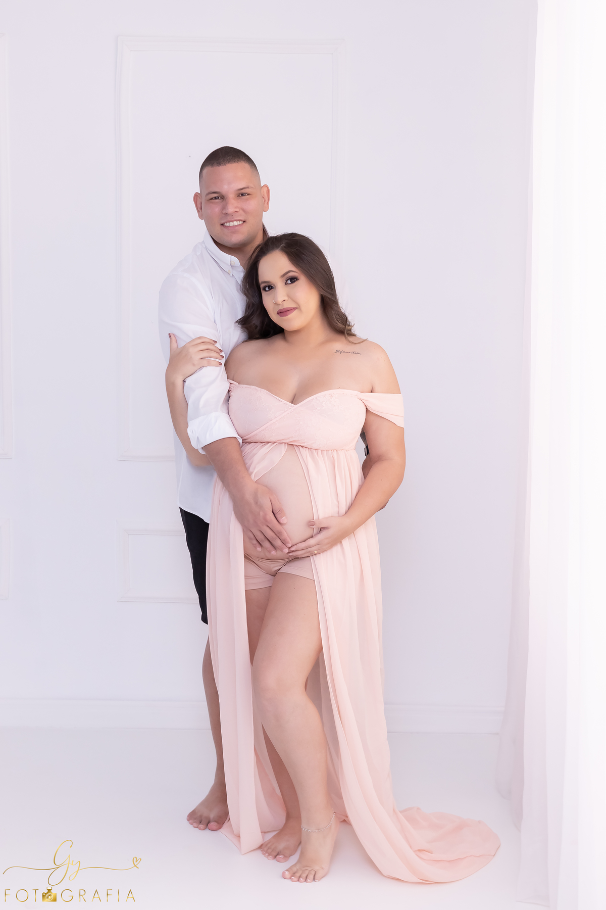 Ensaio de gestante em estúdio. Fotógrafo em londrina especializado em ensaios de gestantes. Momento registrado pela fotógrafa Giscellayne | Gy fotografia