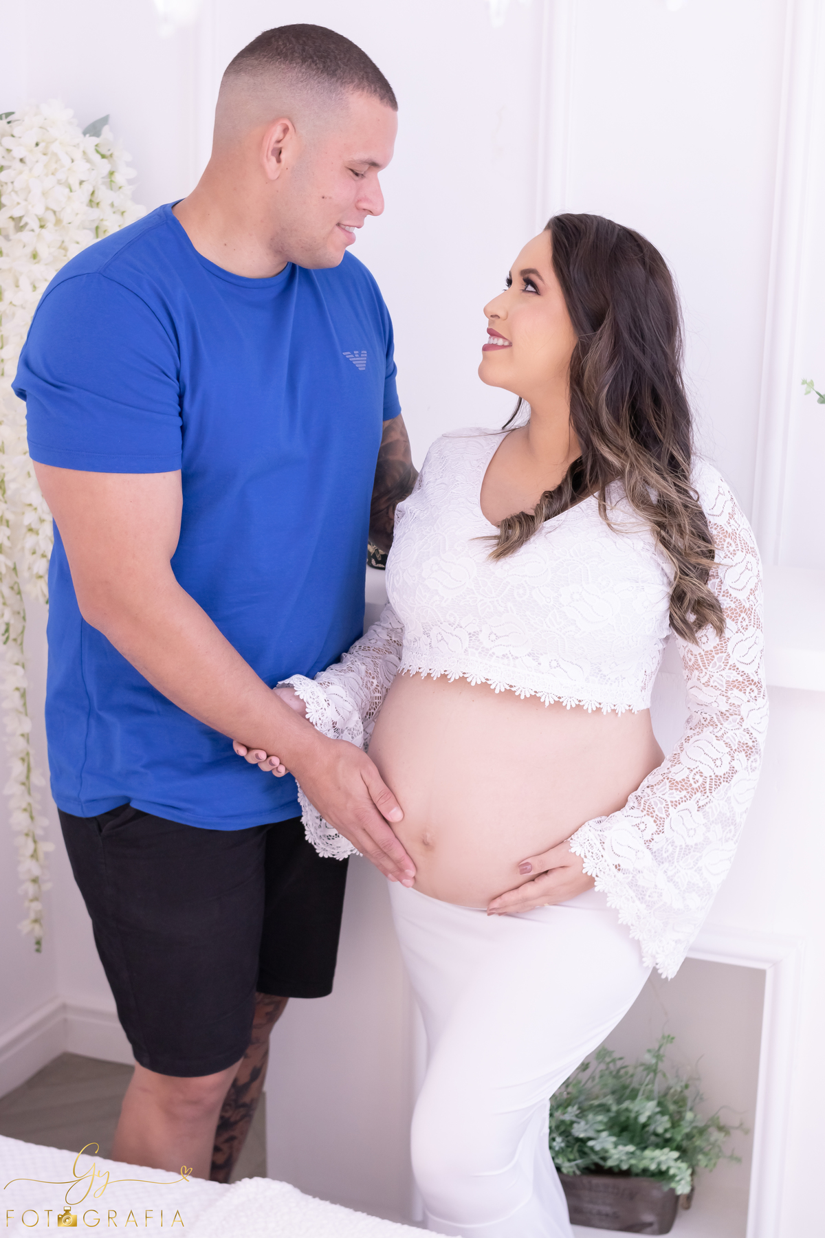 Ensaio de gestante em estúdio. Fotógrafo em londrina especializado em ensaios de gestantes. Momento registrado pela fotógrafa Giscellayne | Gy fotografia