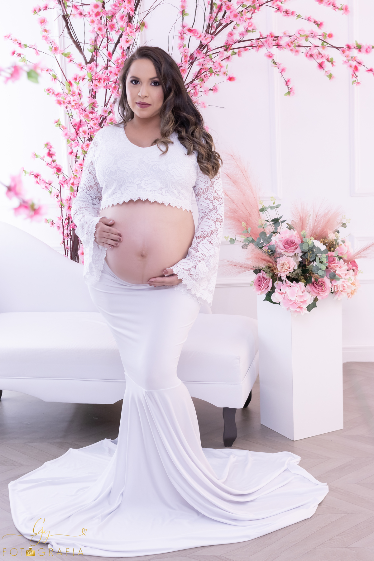 Ensaio de gestante em estúdio. Fotógrafo em londrina especializado em ensaios de gestantes. Momento registrado pela fotógrafa Giscellayne | Gy fotografia