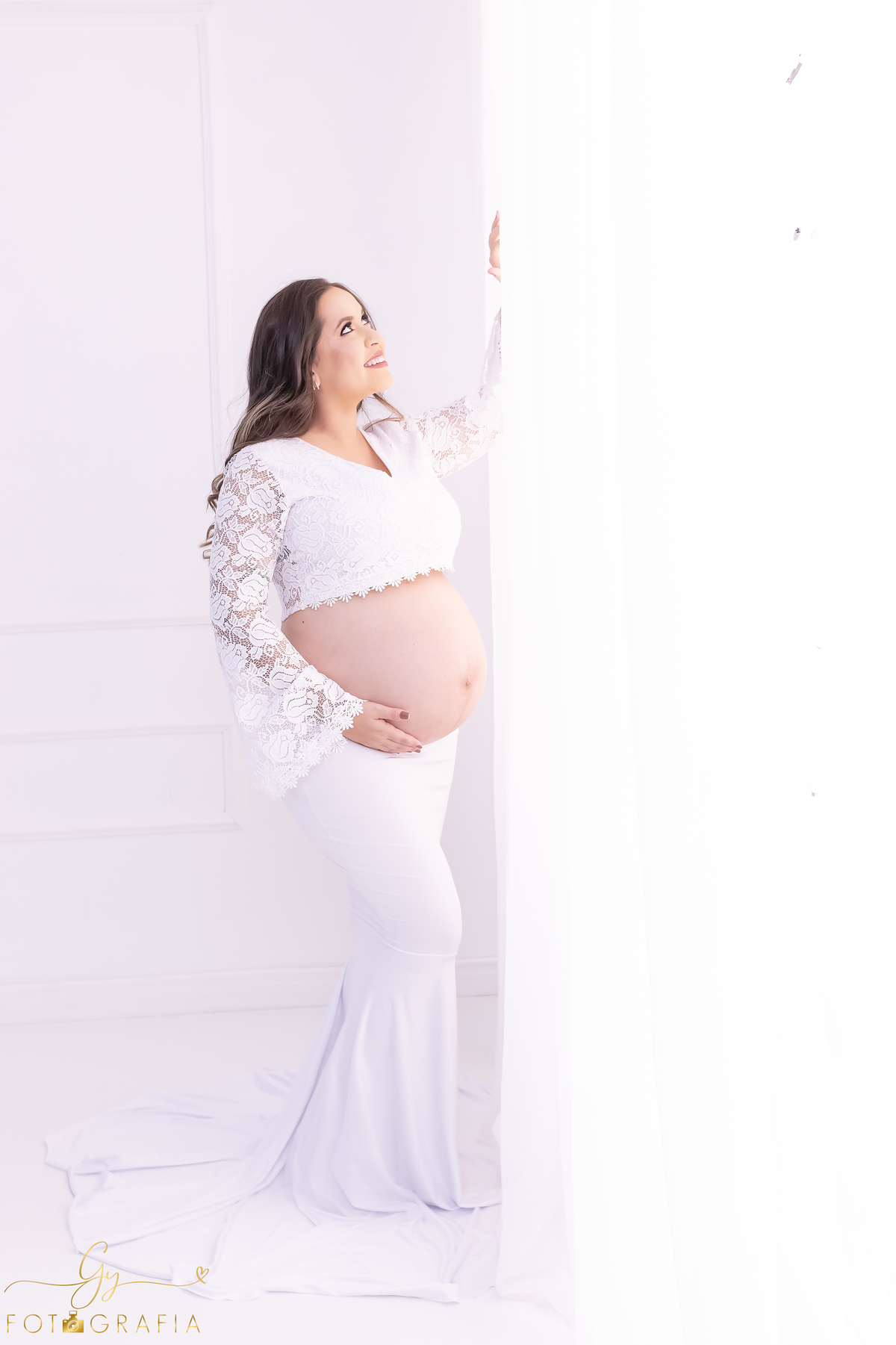 Ensaio de gestante em estúdio. Fotógrafo em londrina especializado em ensaios de gestantes. Momento registrado pela fotógrafa Giscellayne | Gy fotografia