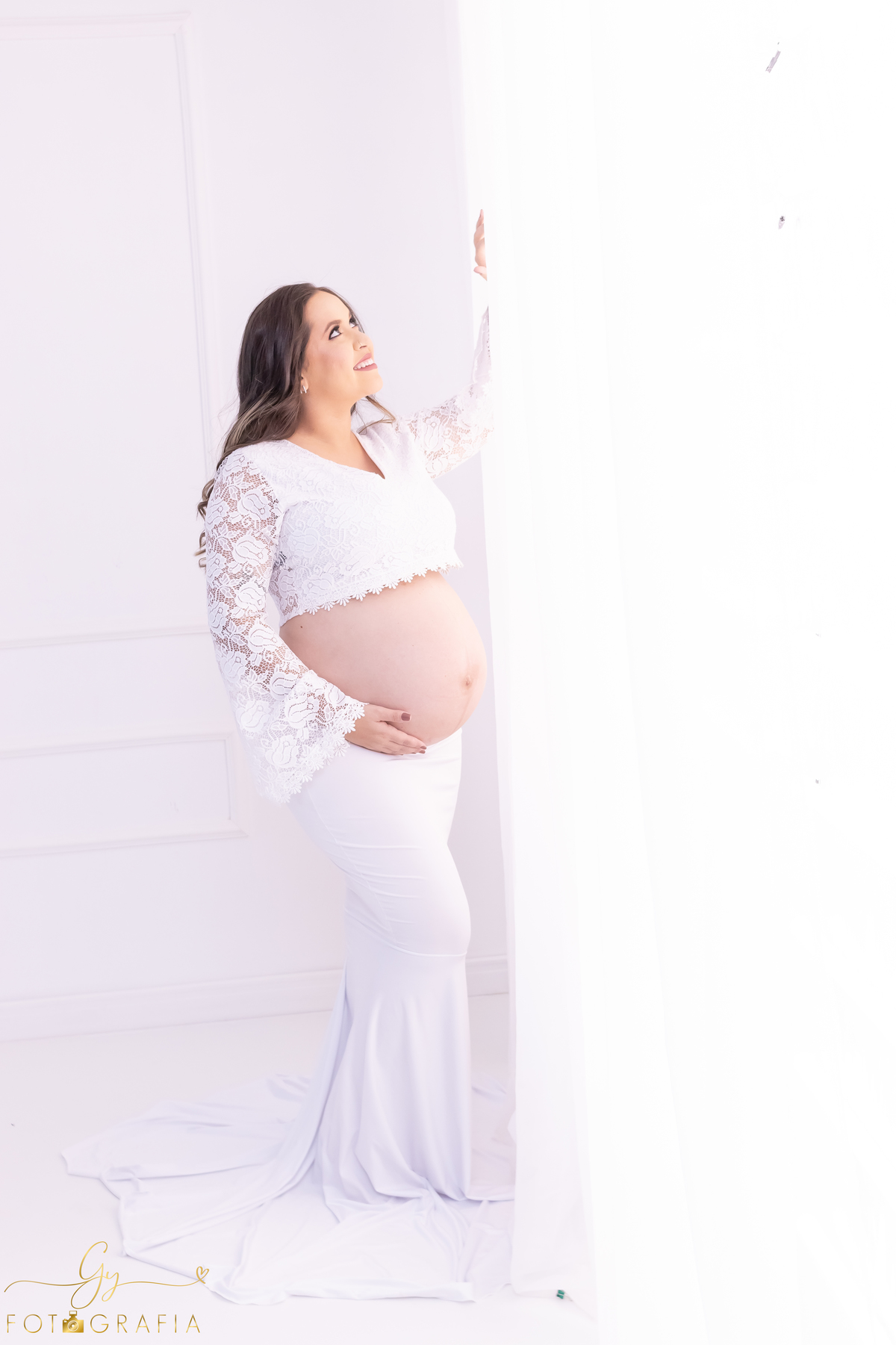 Ensaio de gestante em estúdio. Fotógrafo em londrina especializado em ensaios de gestantes. Momento registrado pela fotógrafa Giscellayne | Gy fotografia