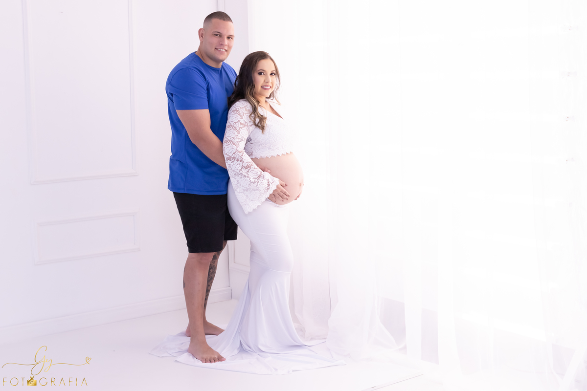Ensaio de gestante em estúdio. Fotógrafo em londrina especializado em ensaios de gestantes. Momento registrado pela fotógrafa Giscellayne | Gy fotografia