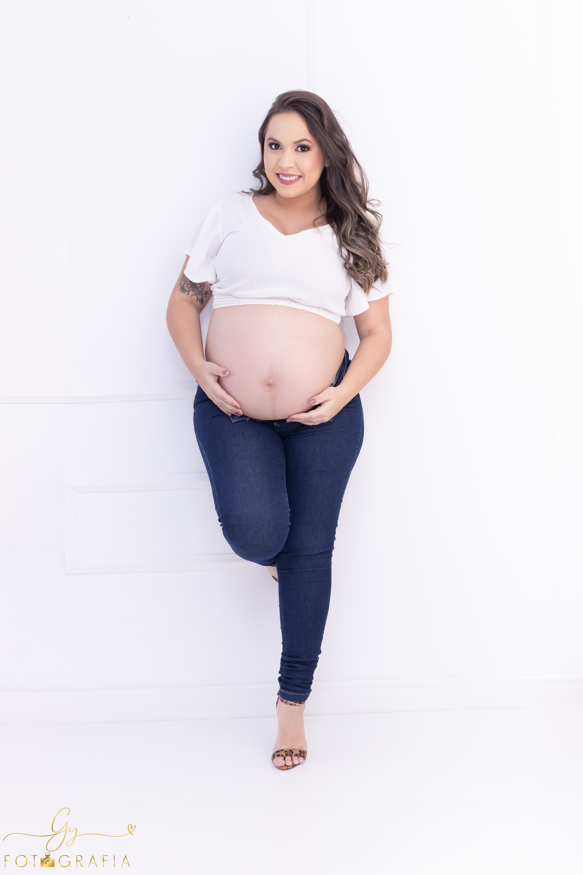 Ensaio de gestante em estúdio. Fotógrafo em londrina especializado em ensaios de gestantes. Momento registrado pela fotógrafa Giscellayne | Gy fotografia