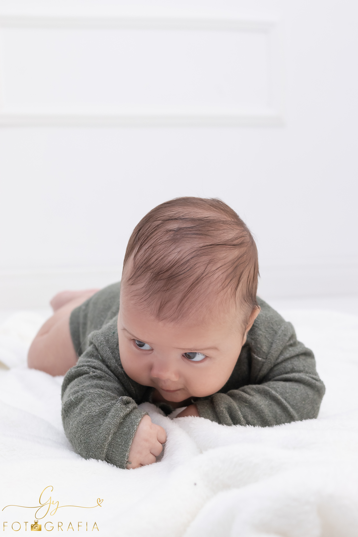 Luca 6 meses. Fotografo em londrina. Acompanhamento do bebe clean. Momento registrado pela fotografa Giscellayne - Gy Fotografia.