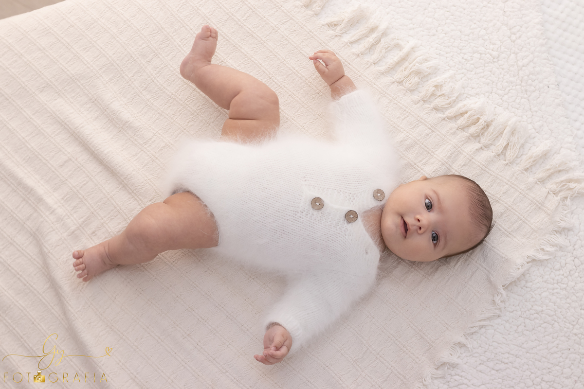 Luca 6 meses. Fotografo em londrina. Acompanhamento do bebe clean. Momento registrado pela fotografa Giscellayne - Gy Fotografia.