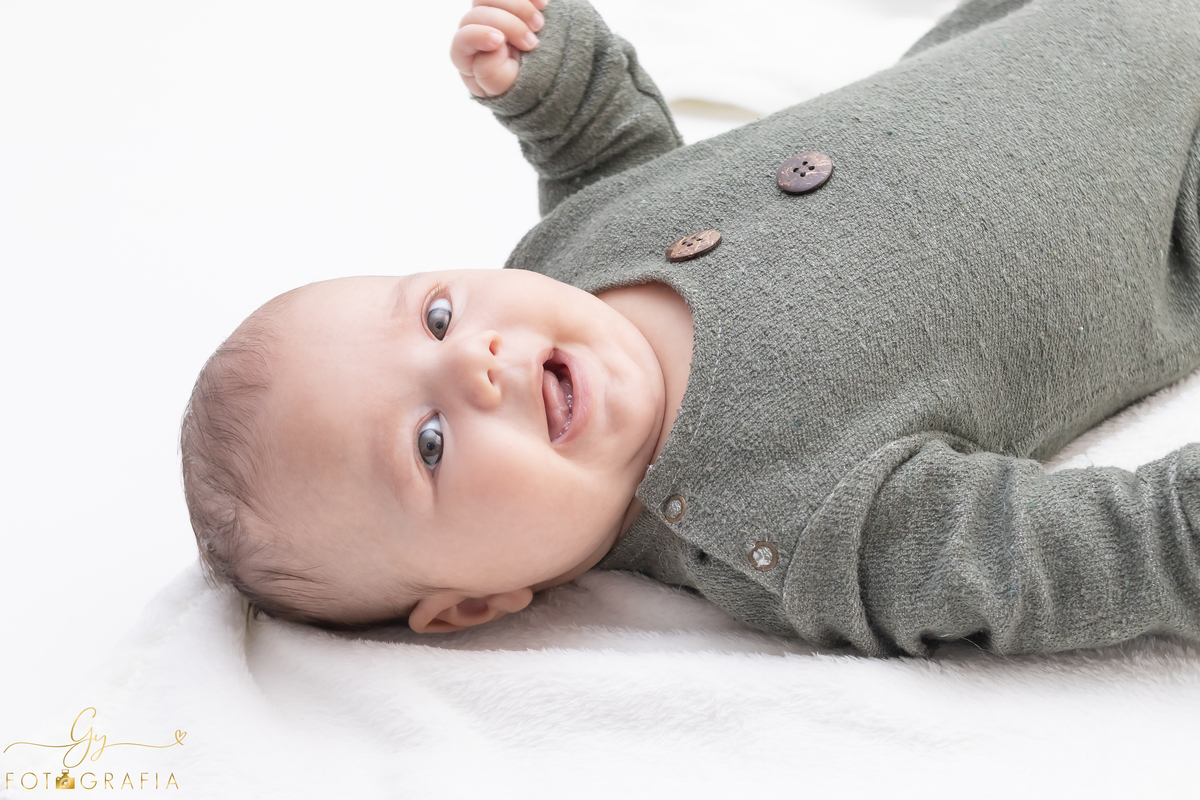 Luca 6 meses. Fotografo em londrina. Acompanhamento do bebe clean. Momento registrado pela fotografa Giscellayne - Gy Fotografia.