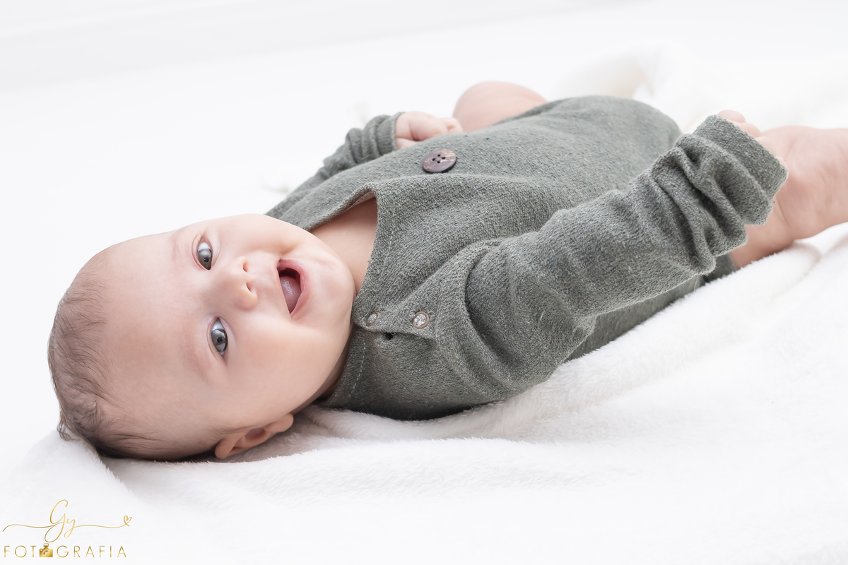 Luca 6 meses. Fotografo em londrina. Acompanhamento do bebe clean. Momento registrado pela fotografa Giscellayne - Gy Fotografia.