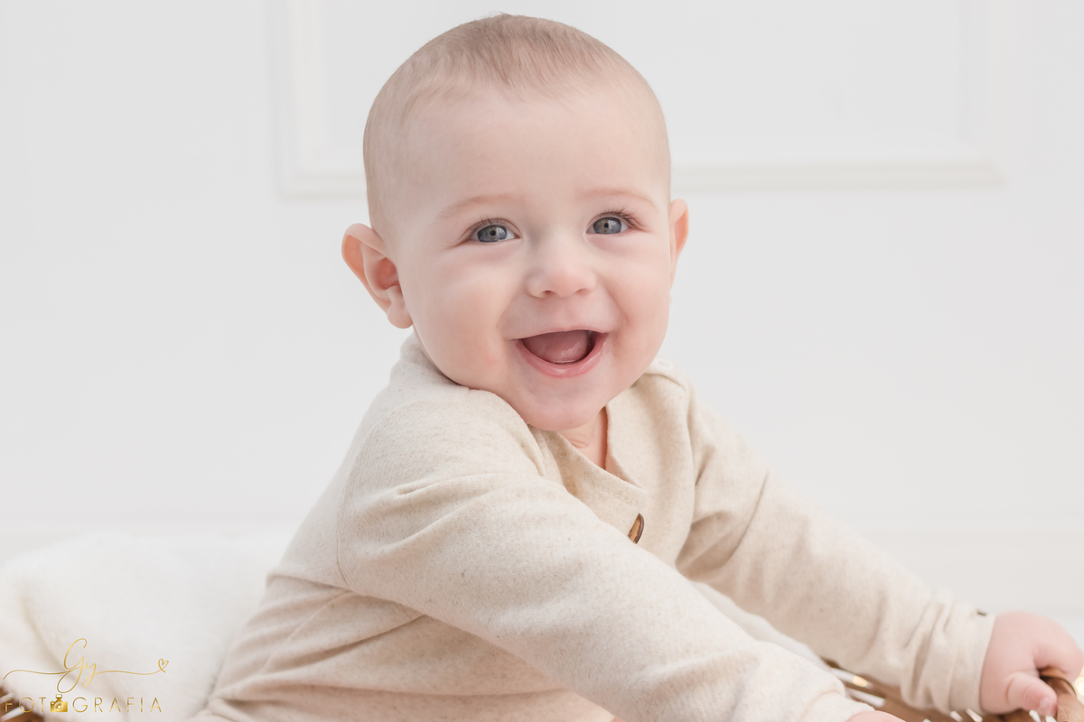 Enrico 6 meses. Fotografo em londrina. Acompanhamento do bebe clean. Momento registrado pela fotografa Giscellayne - Gy Fotografia.