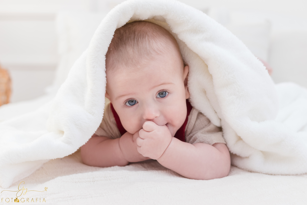 Enrico 6 meses. Fotografo em londrina. Acompanhamento do bebe clean. Momento registrado pela fotografa Giscellayne - Gy Fotografia.