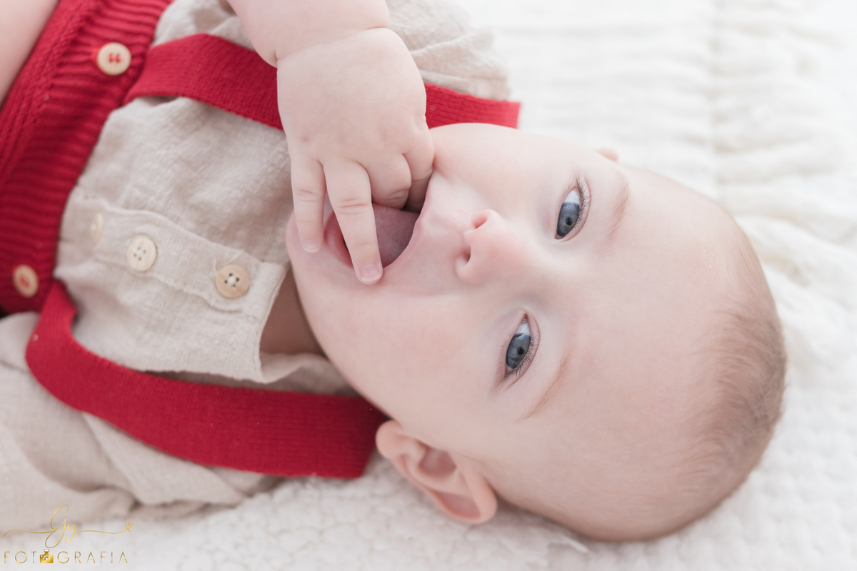 Enrico 6 meses. Fotografo em londrina. Acompanhamento do bebe clean. Momento registrado pela fotografa Giscellayne - Gy Fotografia.